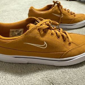 Nike women’s ' Mustard Sneakers